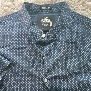 Hollister Men's Mock Collar Navy Diamond Print Button-Down Short Sleeve Shirt